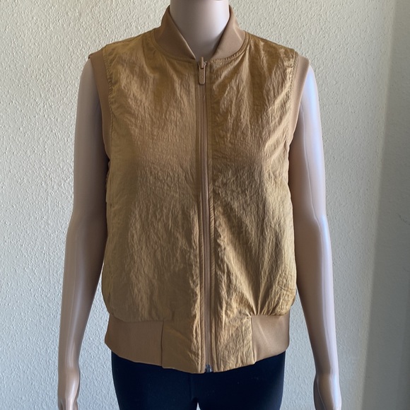 Lululemon Reversible, Women Vest Size 8 Color Tan. - Picture 5 of 10